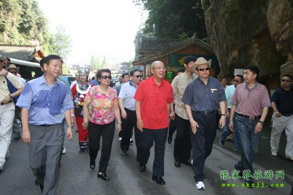 張家界市委書記胡伯?。ㄗ笠唬┡阃瑖顸h主席吳伯雄（正中）前往梯瑪神歌劇場